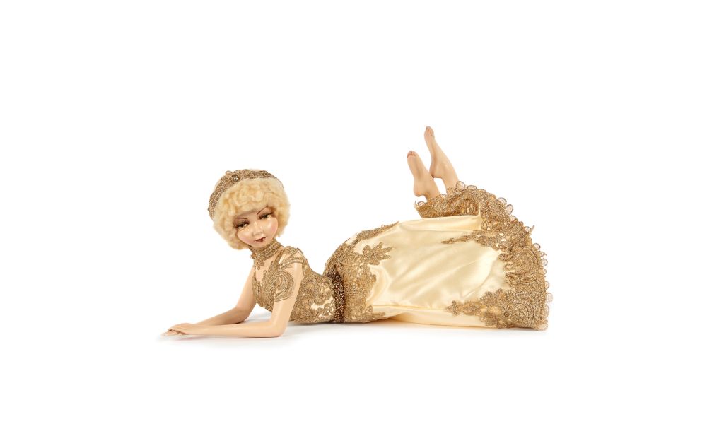 GOLD.LACE LYING DOLL GLD/CRM 48CM