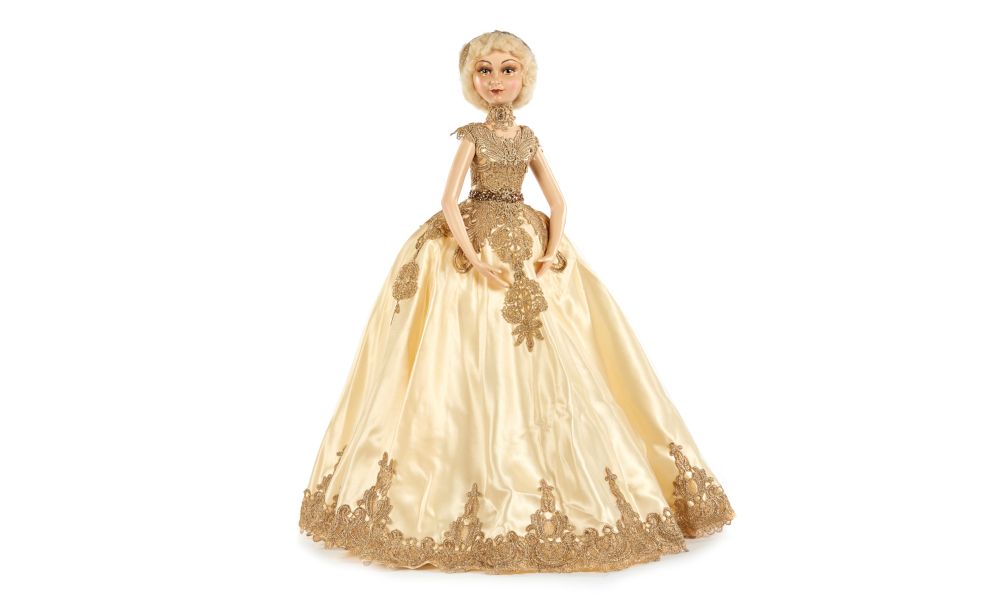 GOLD.LACE DOLL W/STAND GLD/CRM 65CM