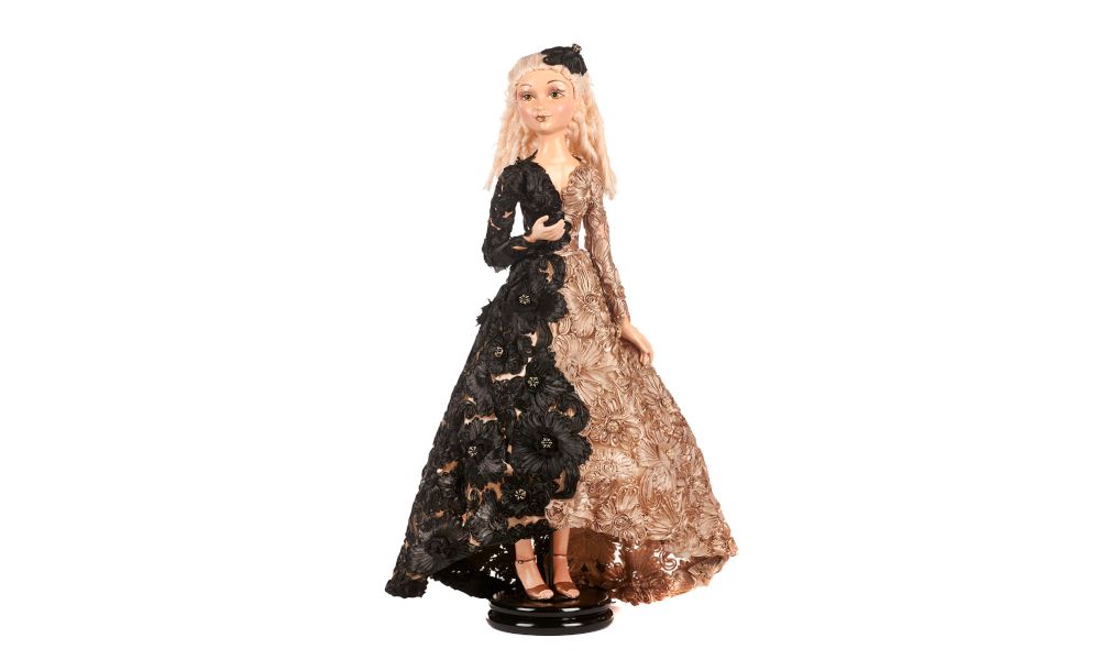 LOST PARADISE LADY DOLL W/STAND&BOX BLK/CHAMP 66C