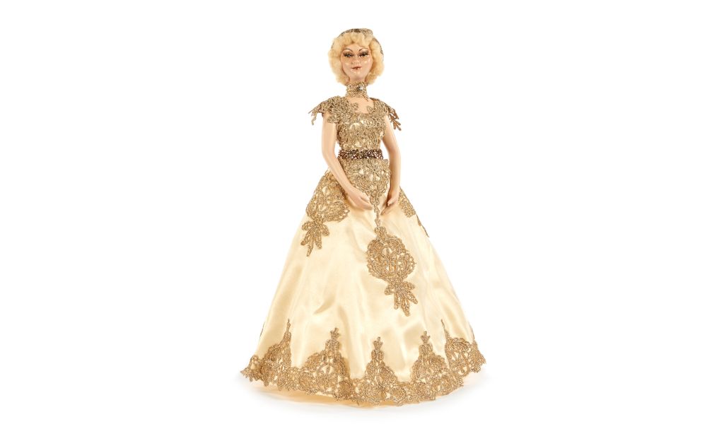 GOLD.LACE DOLL W/STAND GLD/CRM 39,5CM